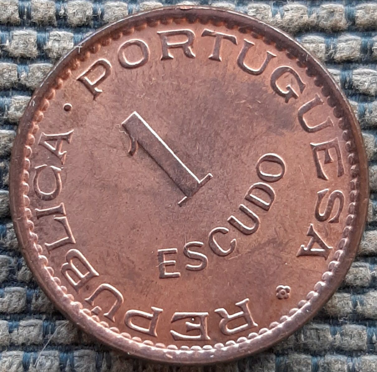 1 escudo Angola 1974 quase vertical RARA