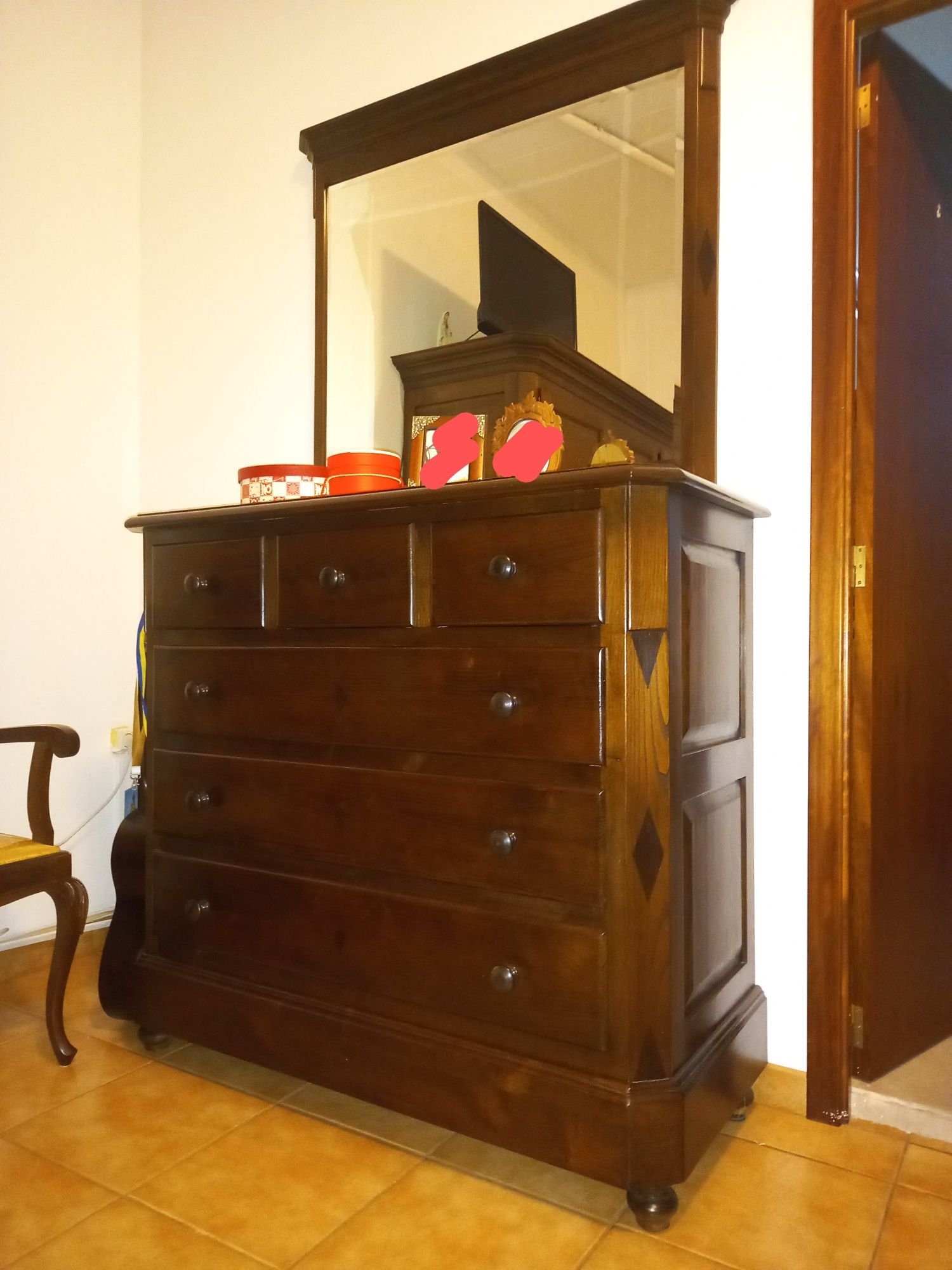 Mobília quarto em madeira de Castanho com compartimentos de segurança