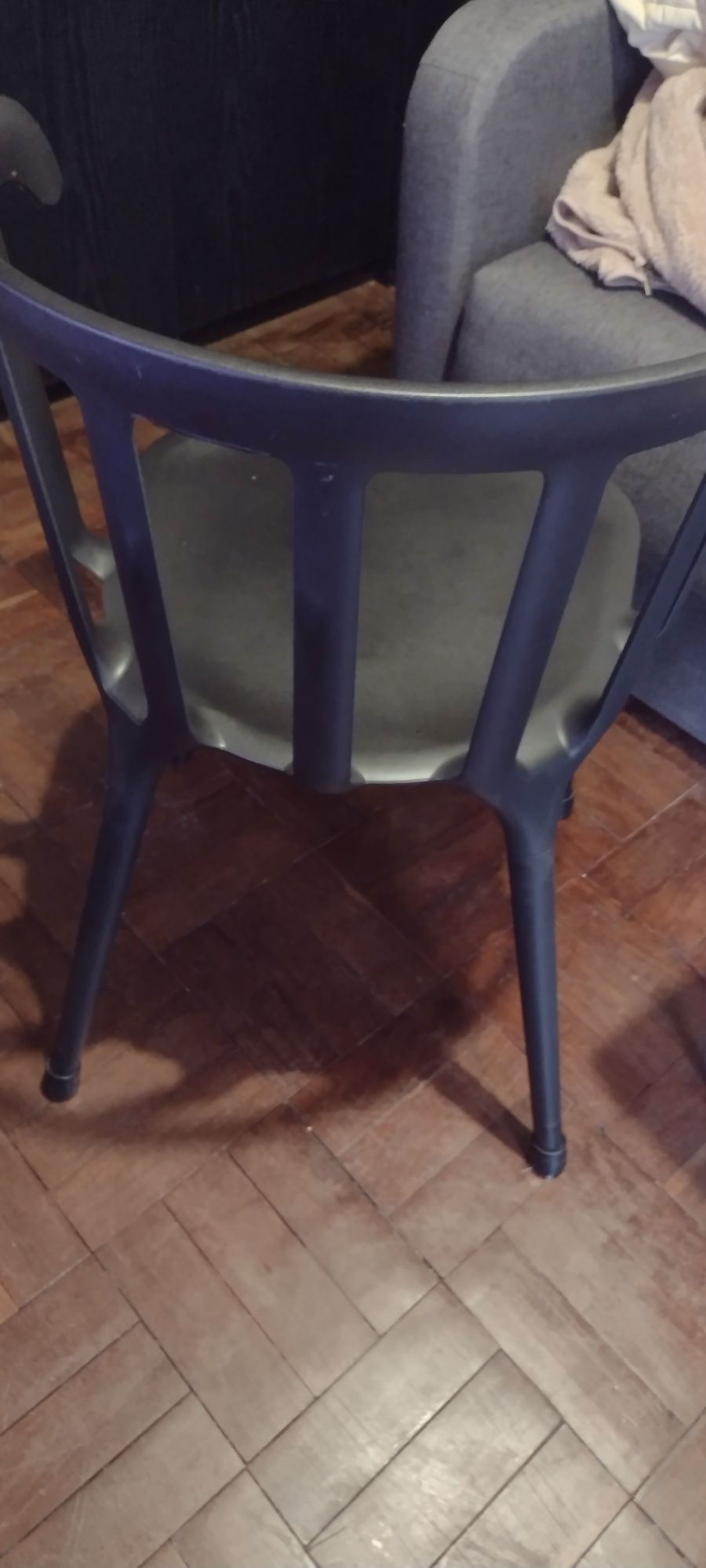 Vendo cadeira preta em boas condições.