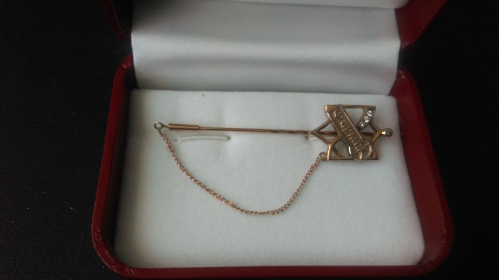 Подарок золотая заколка значок с цепочкой и 3 бриллиантами.