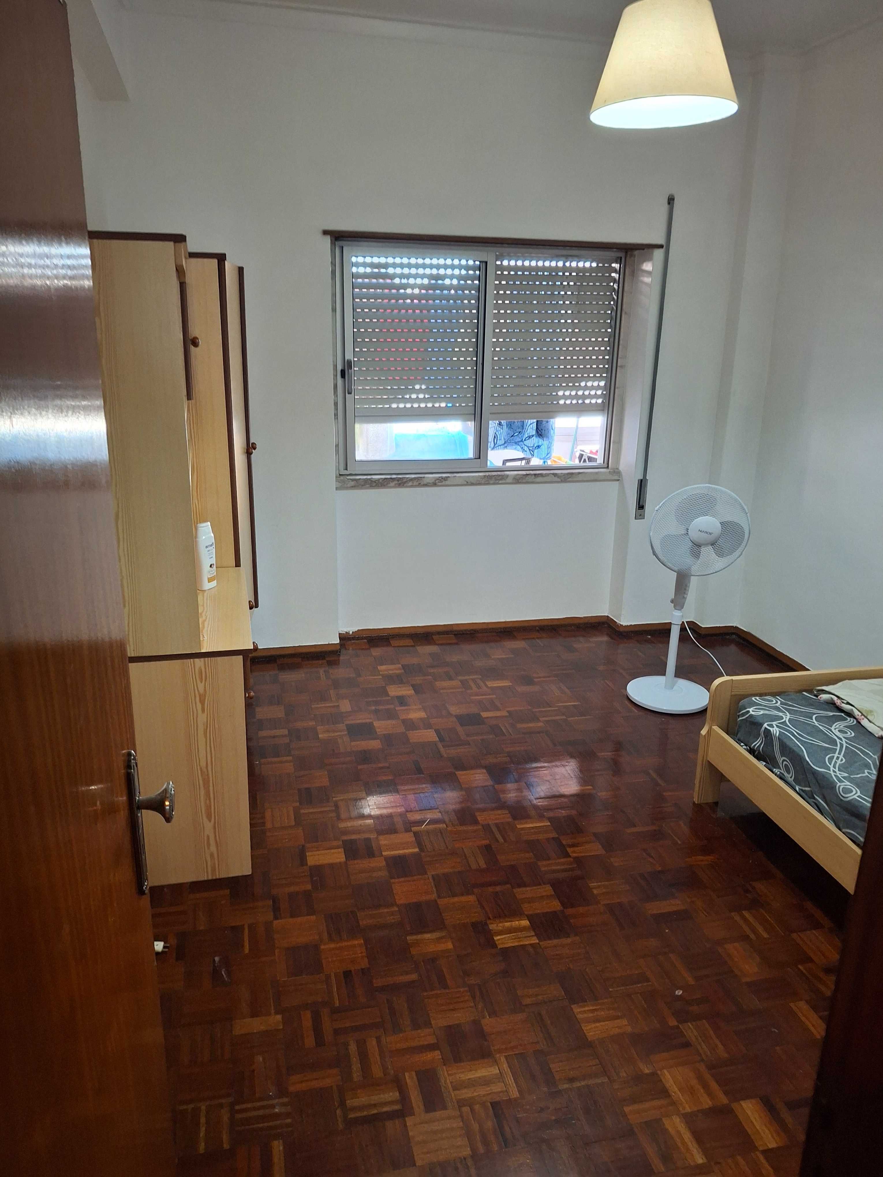 Alugo quarto em amora