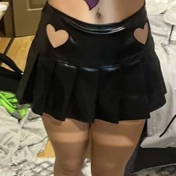 Czarna skórzana spódnica mini XS sexy rave techno z wyciętymi sercami