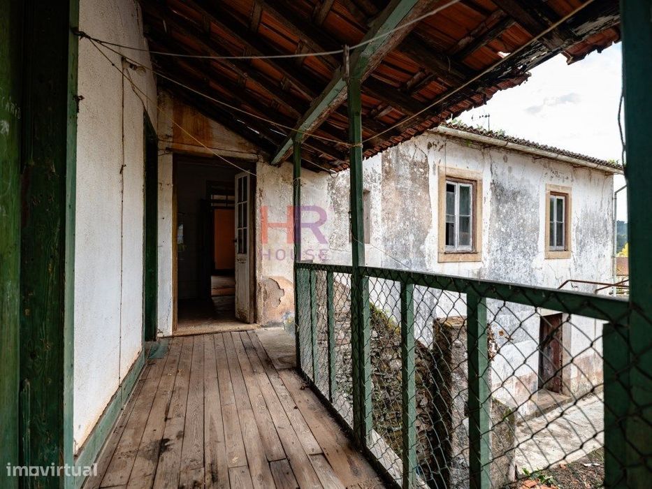 Coimbra, Vende-se Moradia com terreno e jardim.