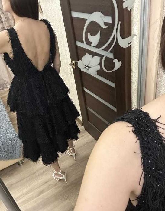 Вечернее нарядное шелковое миди платье с глубоким декольте lebel one