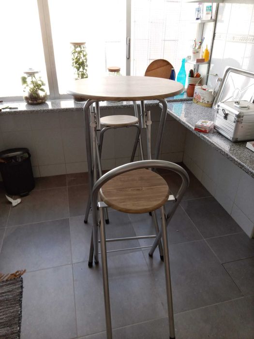 Mesa de bar com duas cadeiras - Nova