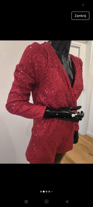 Cekinowy kombinezon to idealna opcja na imprezę. Jego błyszczący mater