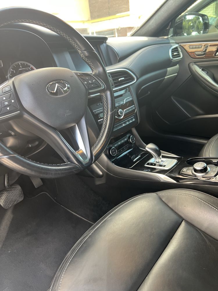 Продам своє відмінне авто - Infiniti Q30 .