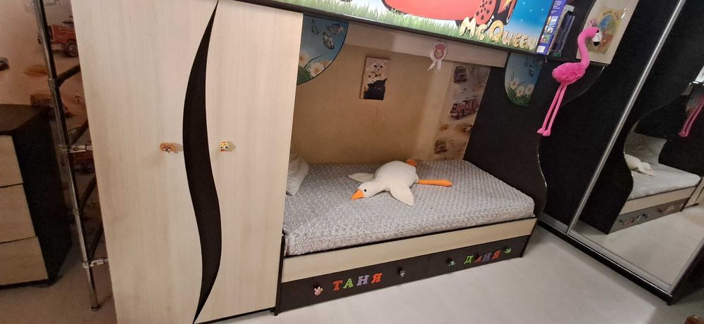 Дитяче двоповерхове ліжко з матрасами + комод + стелаж на книги