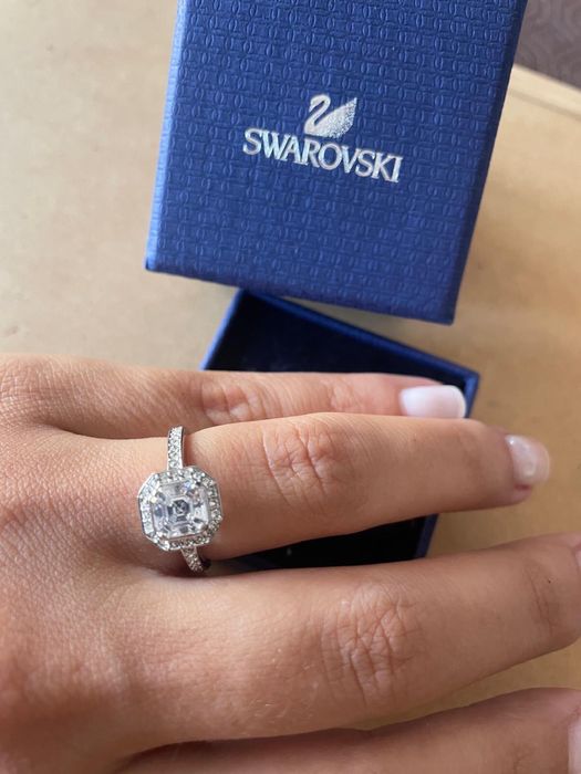 Anel swarovski.