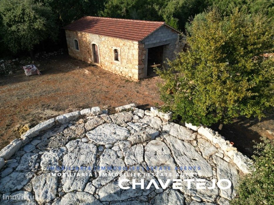 Casa de Pedra com Terreno Amplo e Ruínas para Recuperar - Chãos, Fe...