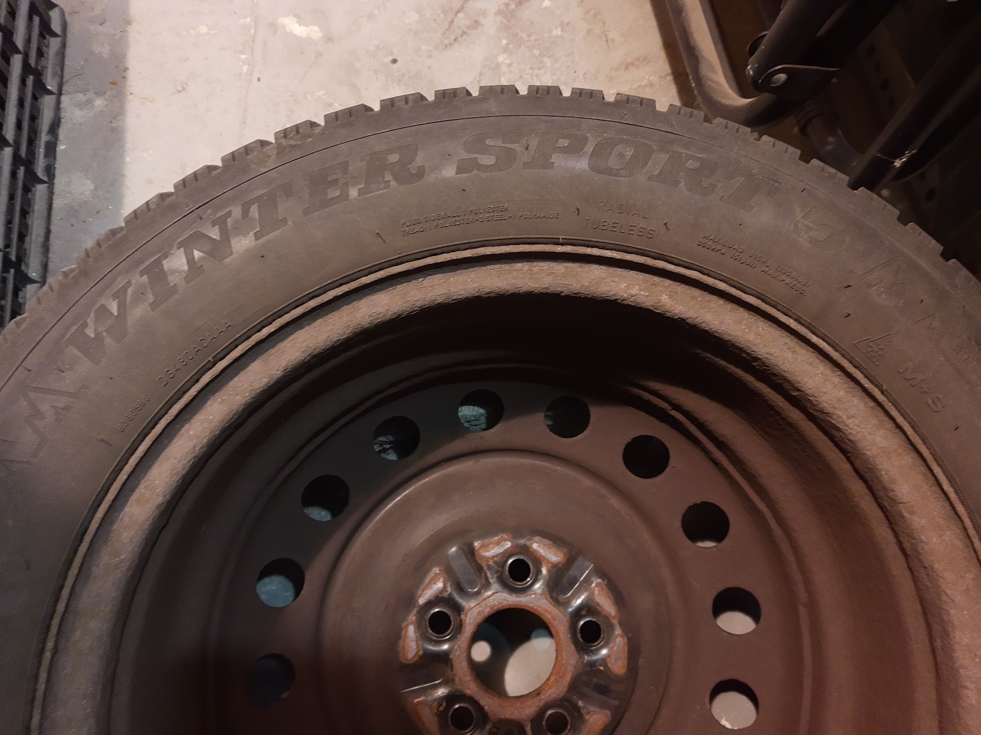 Felgi stalowe z oponami zimowymi Dunlop 205/55 R16 5x100 Toyota