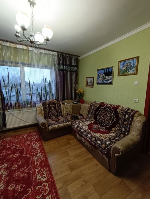 Продаж окремо стоячого будинку зі зручностями і ремонтом .