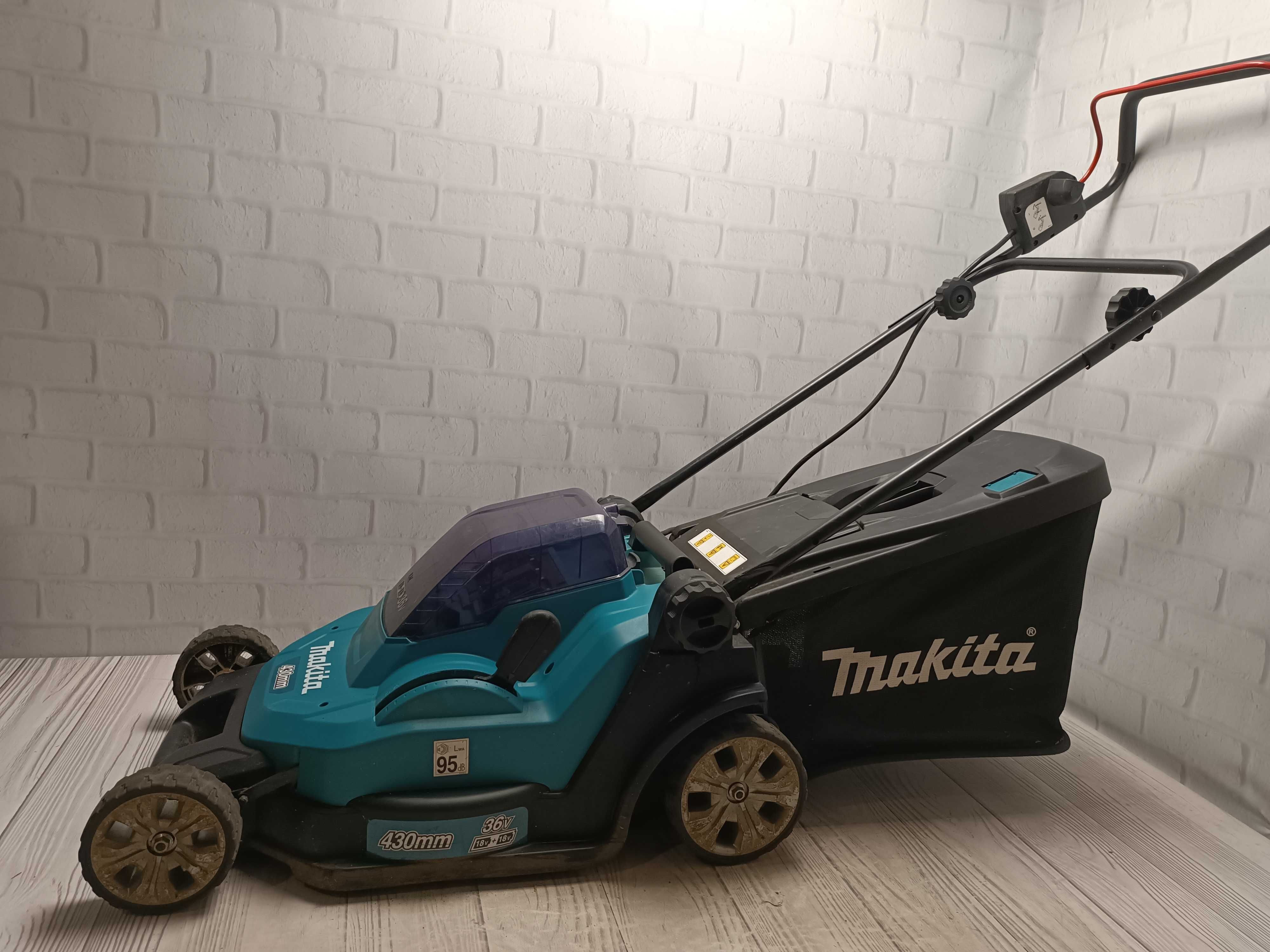 Makita DLM432 акумуляторна газонокосарка (без АКБ) ширина 43 см