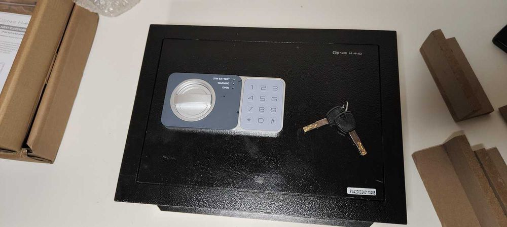 Elektroniczny sejf domowy z kluczem i zamkiem szyfrowym Genie Hand!