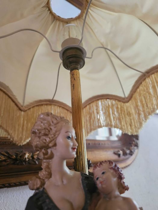 Candeeiro Vintage de Mesa com Figura Feminina e Criança