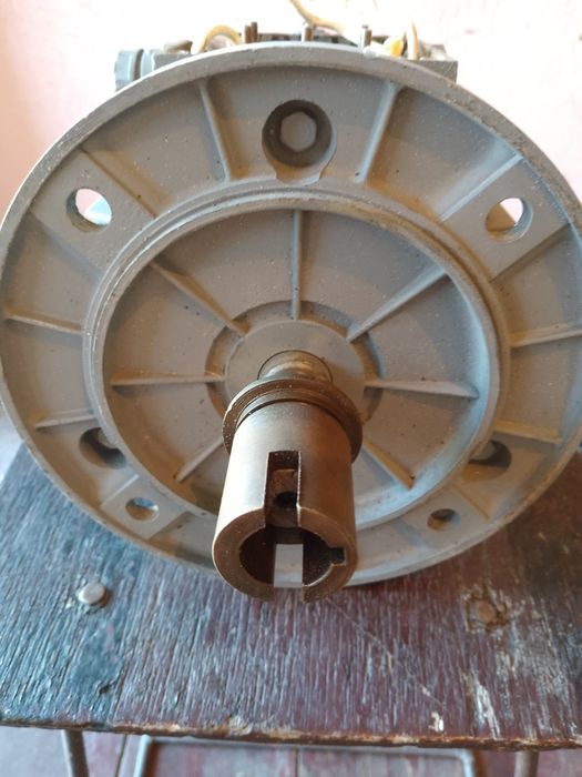 Продам электродвигатель флянцевий