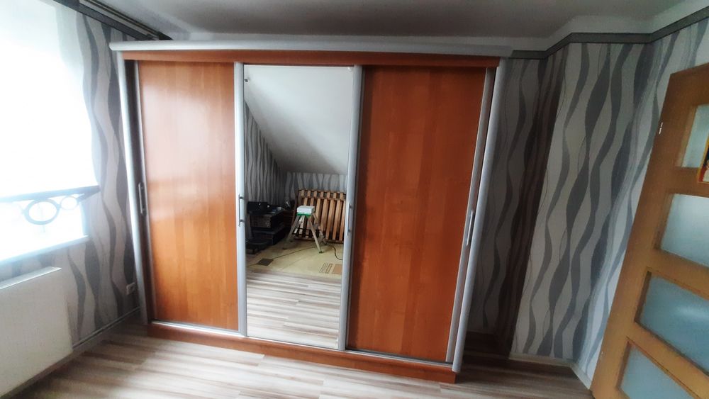 Szafa z lustrem, drzwi przesuwne