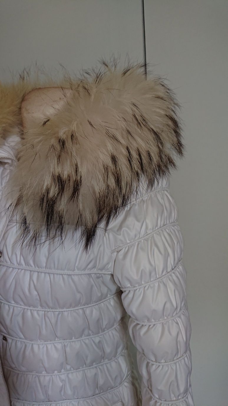 Decently kurtka puchowa biała jenot naturalny futro piękna