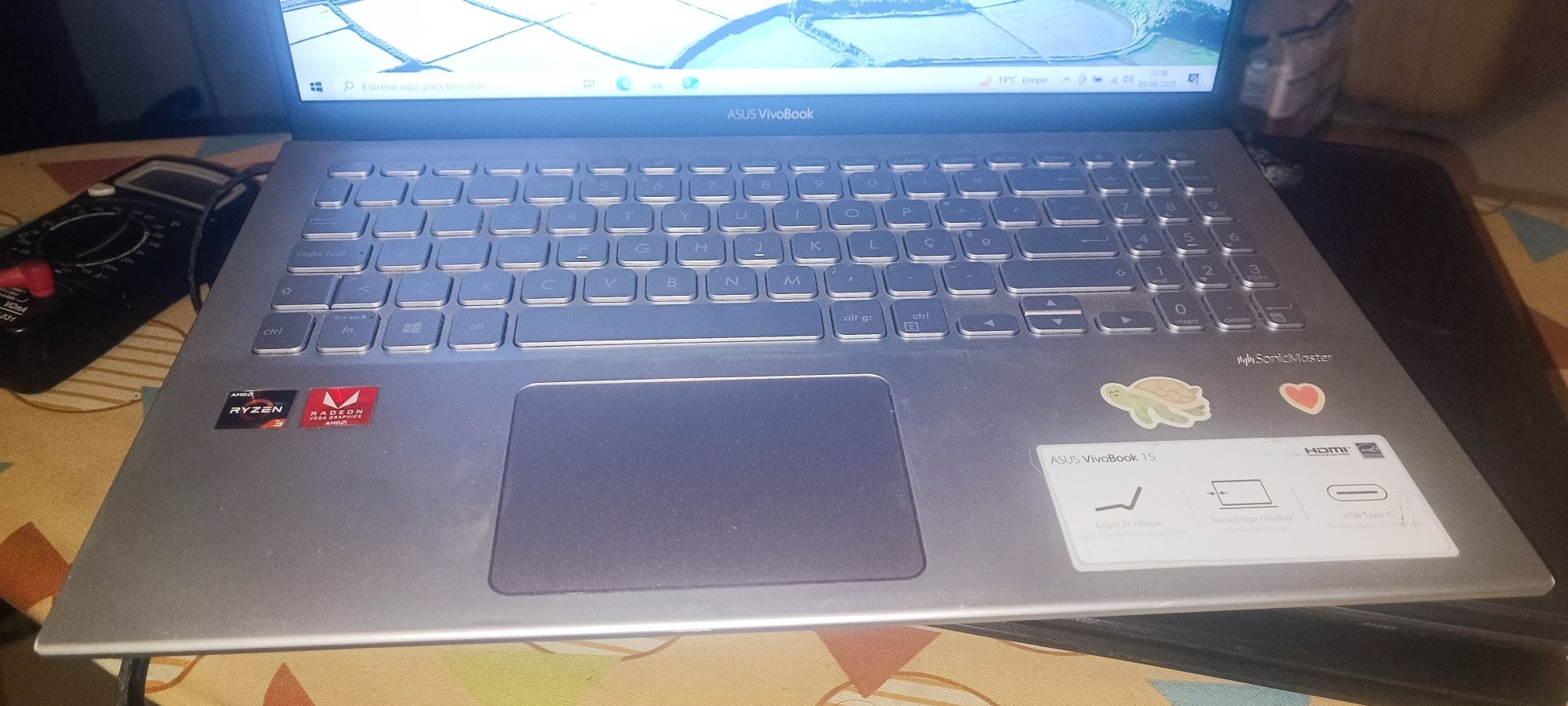 ASUS vivobook 15 ryzen 3