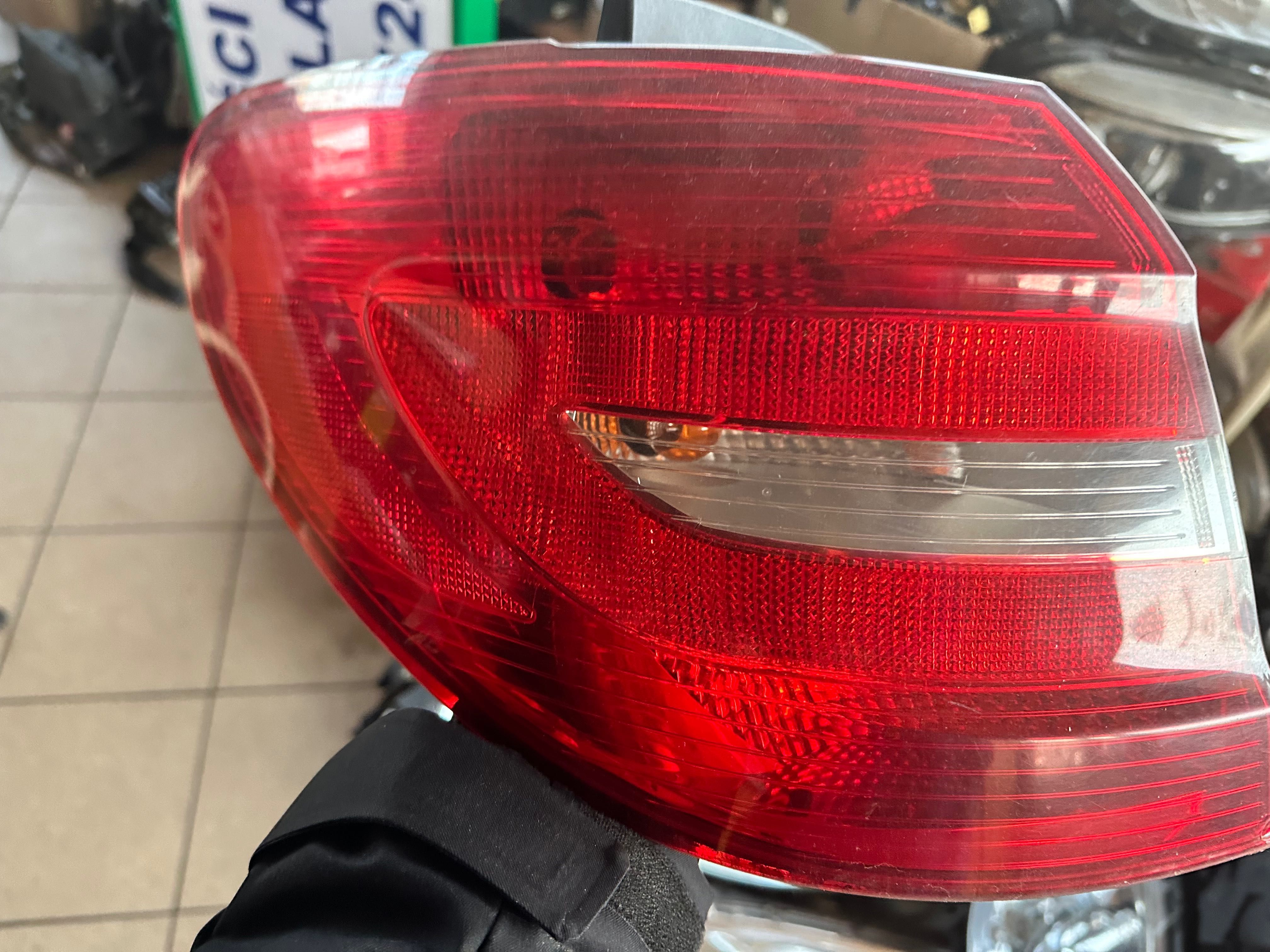 Mercedes b klasa w246 Lampa TYŁ TYLNA w Błotniku lewa części