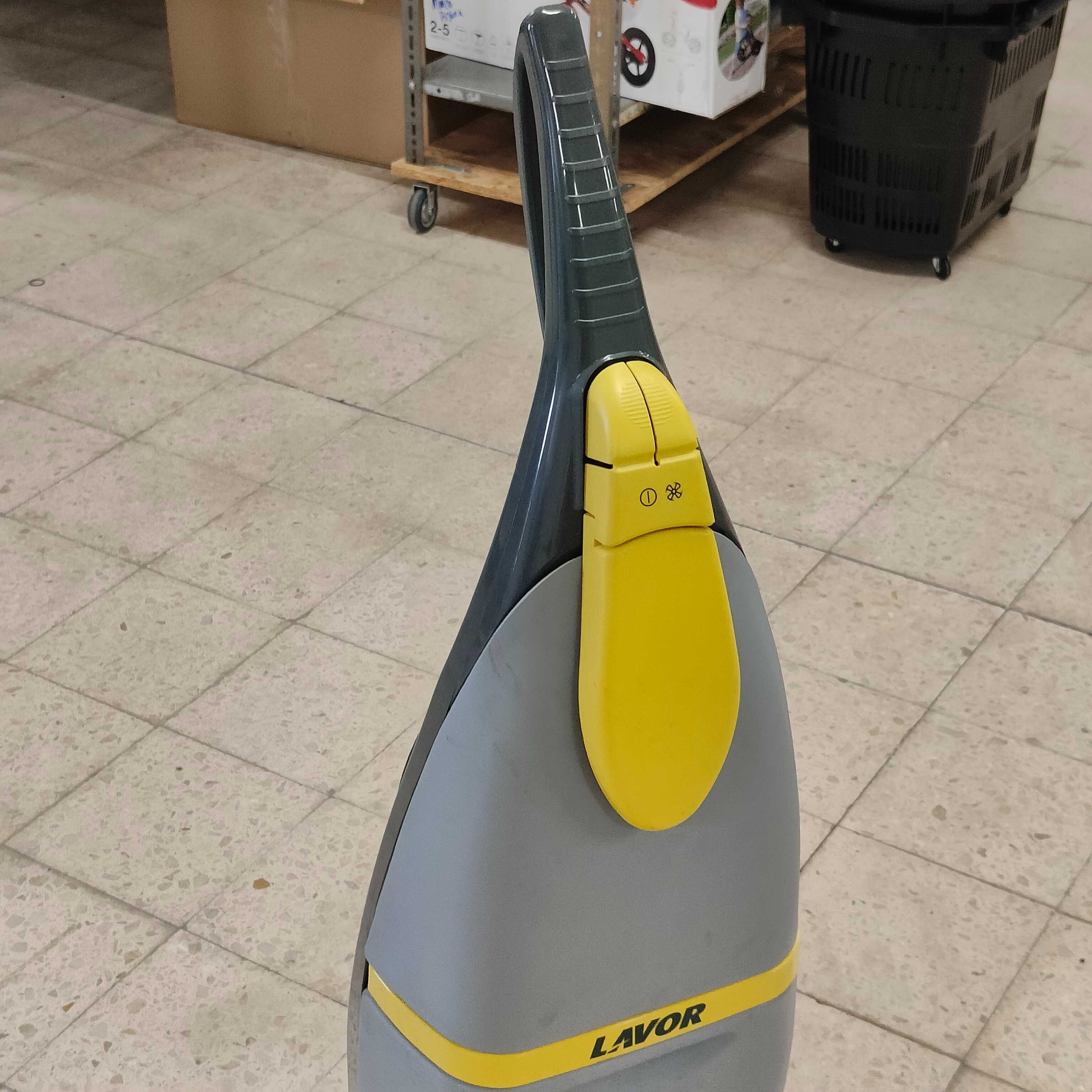 Lavadora aspiradora Vertical - Lavor Sprinter até 1015 m2/hora