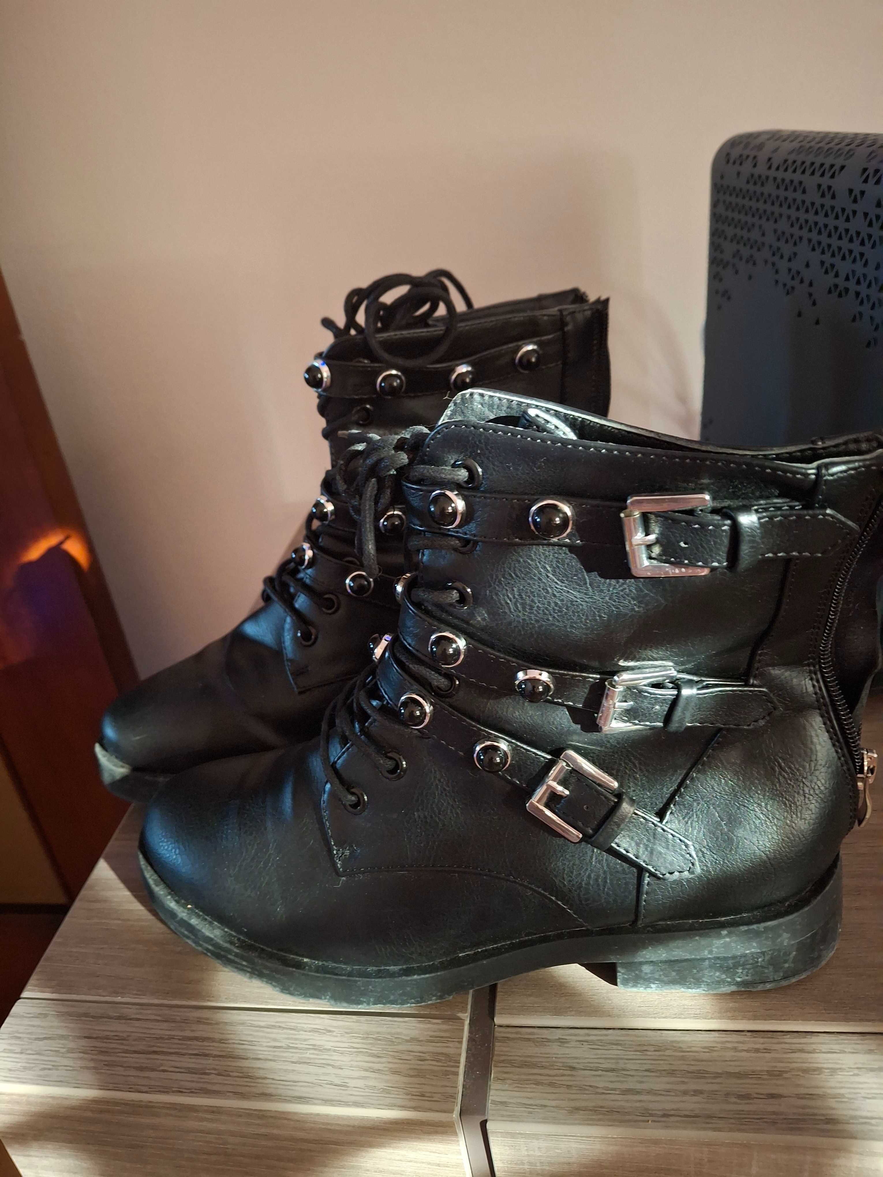 Botas pretas com brilhantes