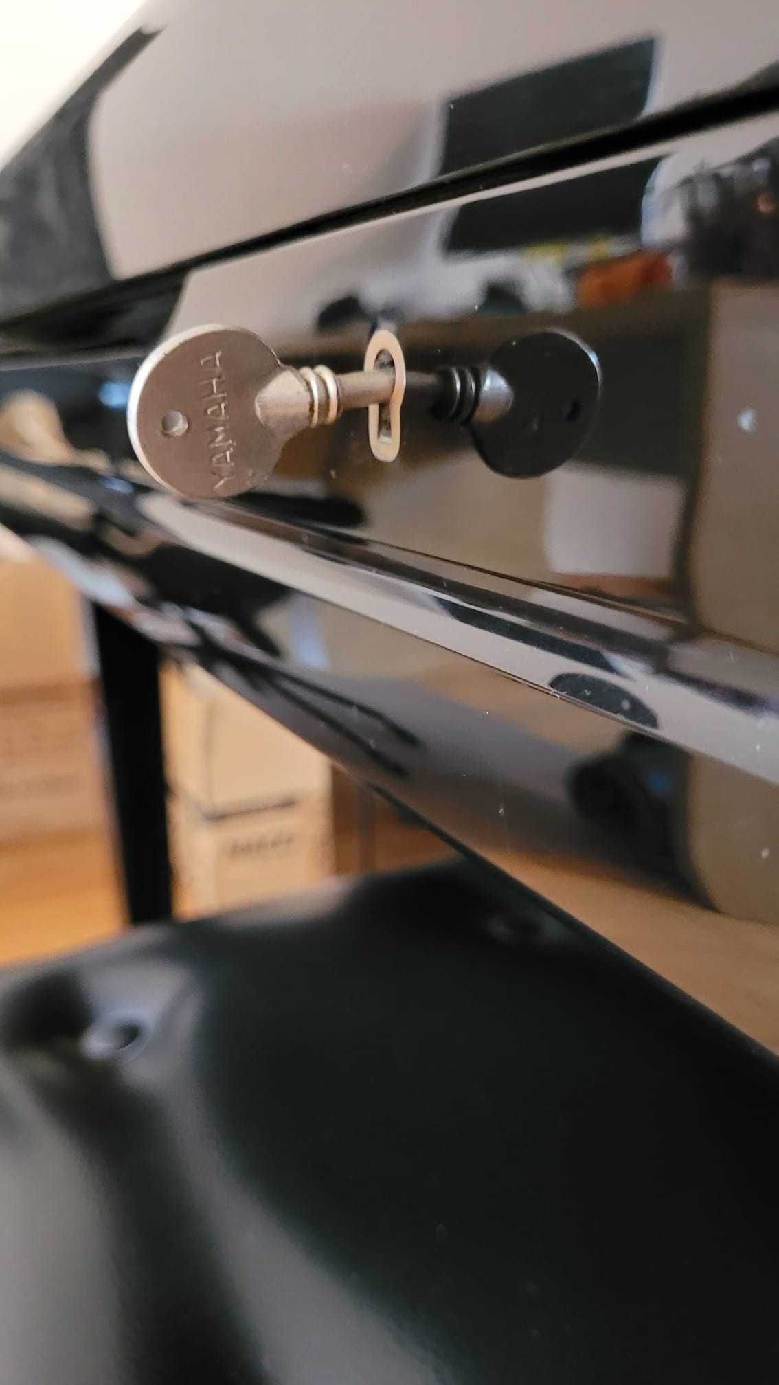 Piano vertical Yamaha U3 muito bom estado