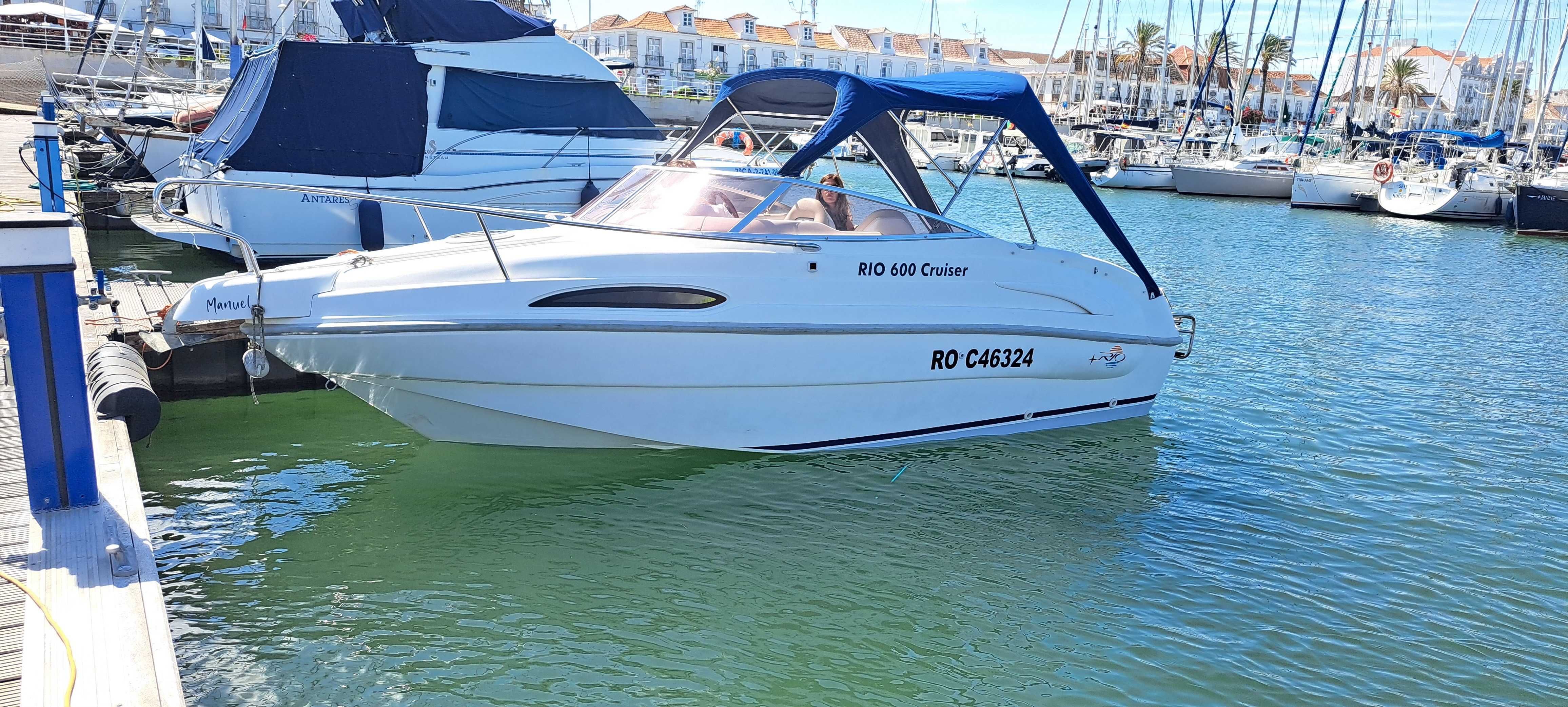 Lindo barco de recreio