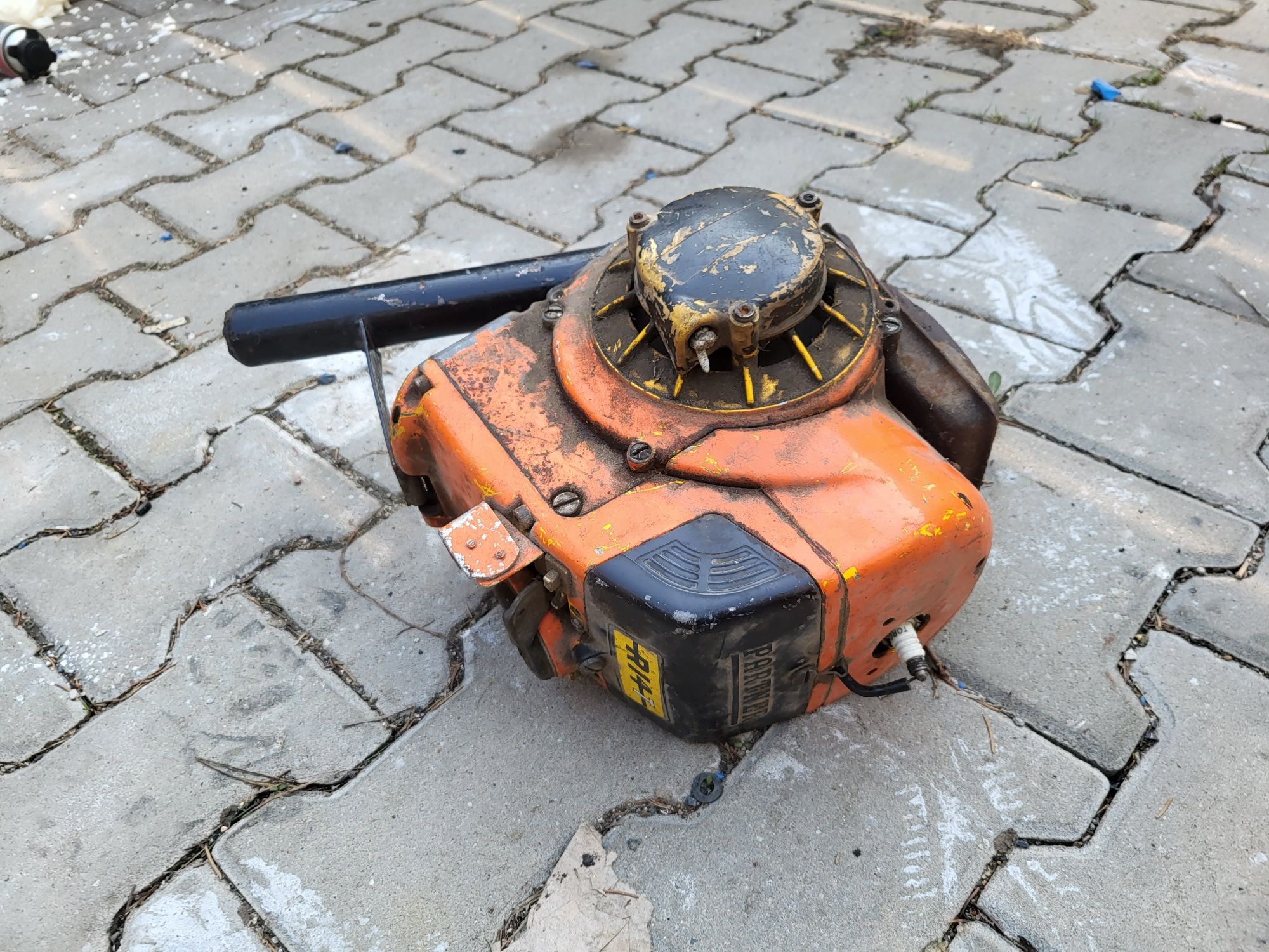 Spalinowa piła zabytkowa pionier r14