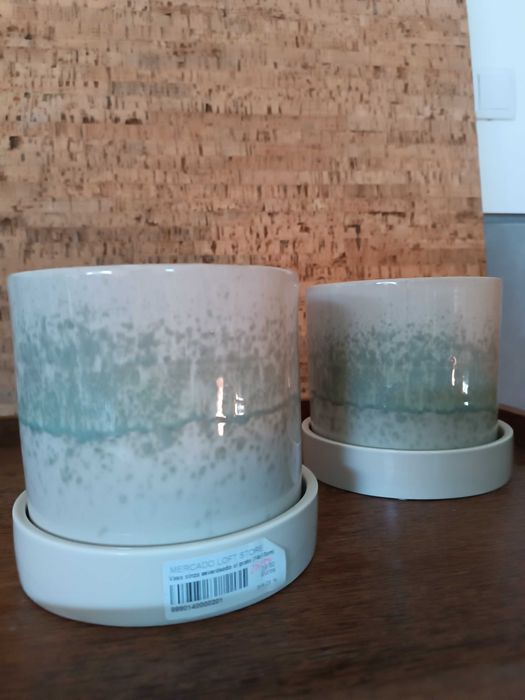 Vaso cinza esverdeado com prato