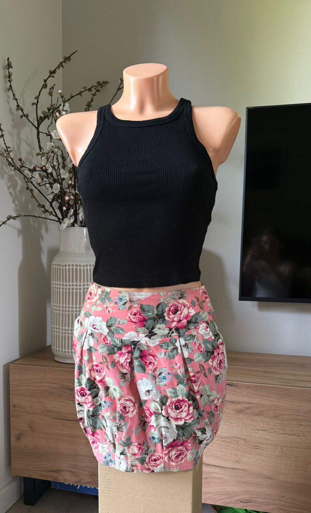 Różowa spódnica mini w kwiaty S/36
