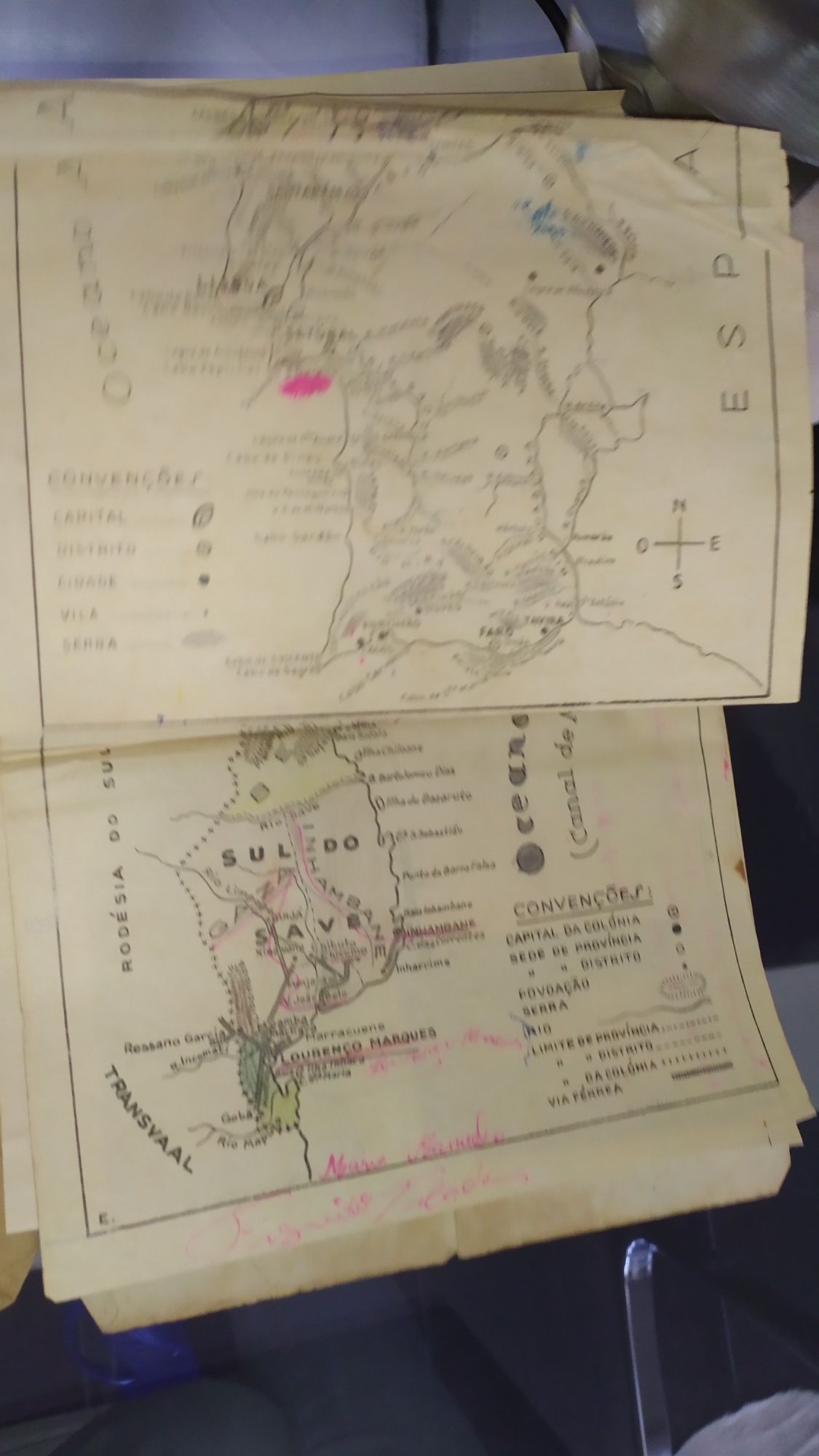 Conjunto antigo de manuais e mapas de geografia com mais de 70 anos