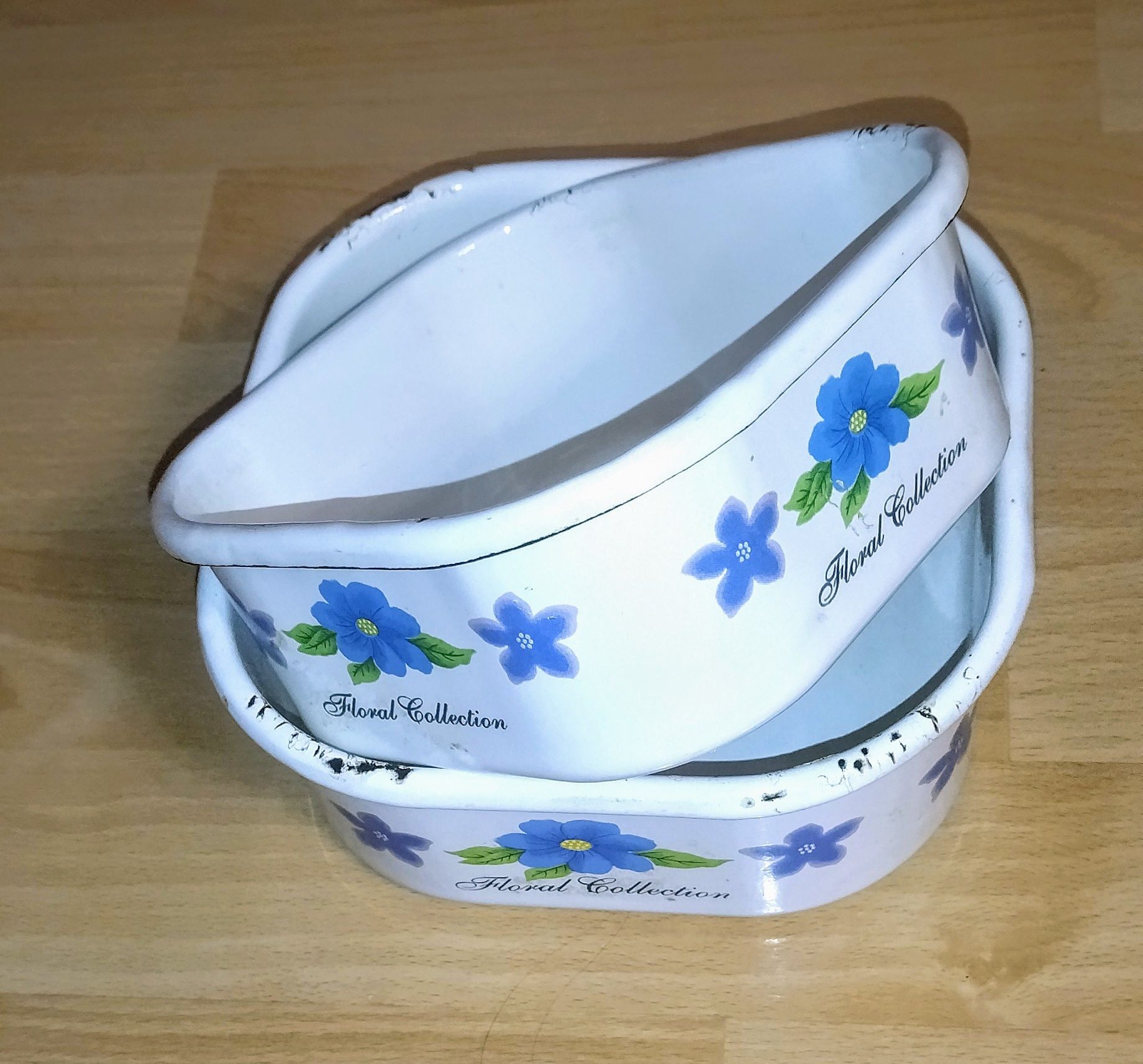 Лотки - металлические эмалированные без крышки.