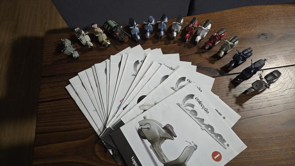 Comjunto de 15 miniaturas motas Vespas.