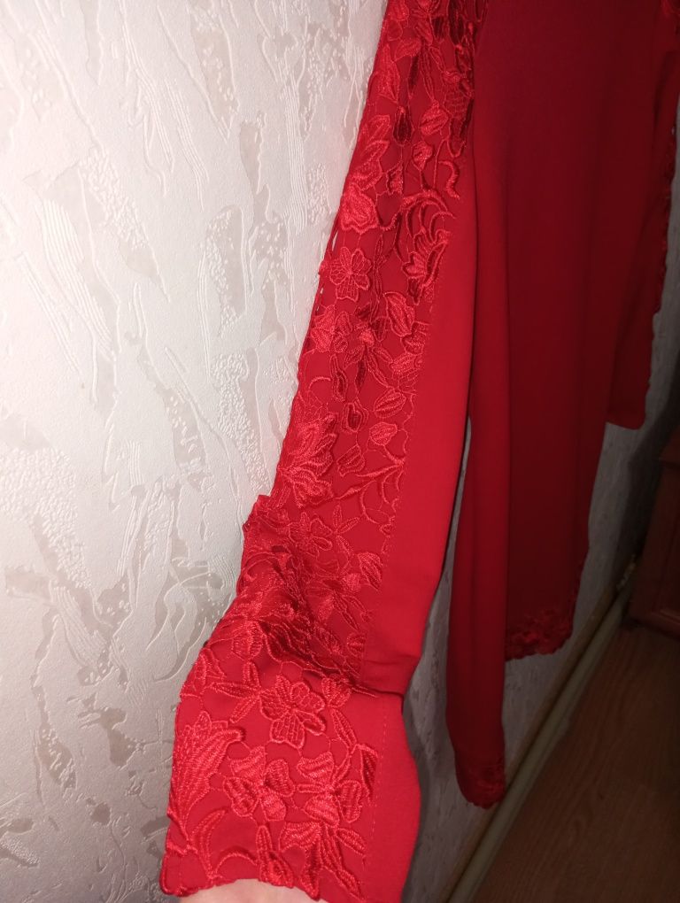 Червона сукня, 46
