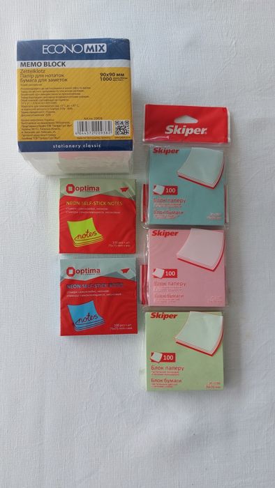 Канцтовари, Файли, папір для нотаток стікери, папки, скоби скріпки
