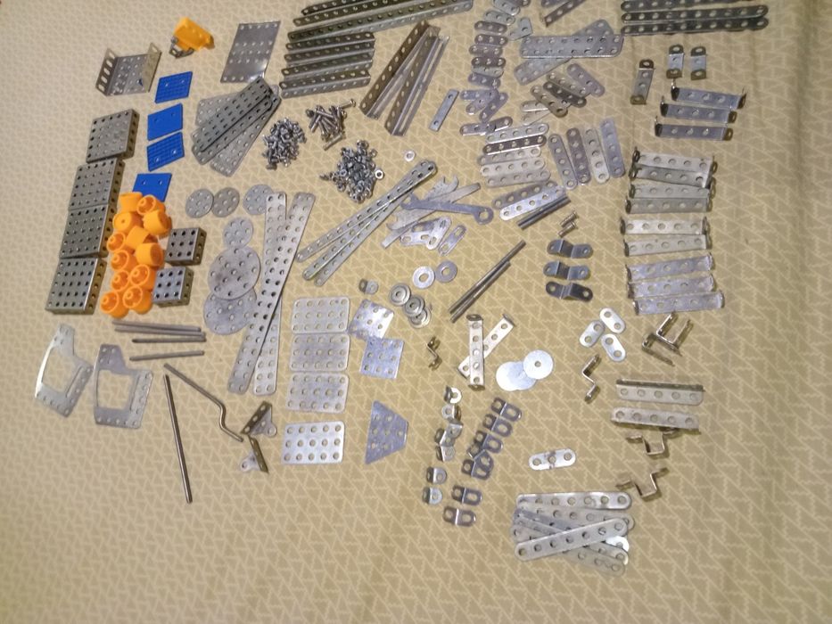 Металлический конструктор 207 деталей+винтики и гайки