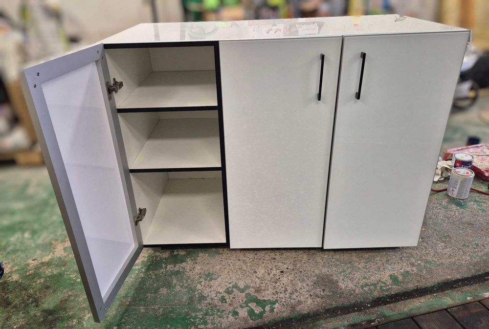 Szafka z aluminiowymi frontami