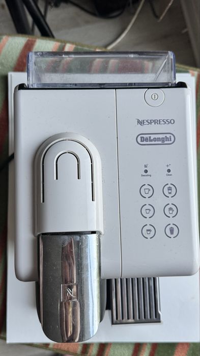 Продаю кавоварку DeLonghi Nespresso Lattissima