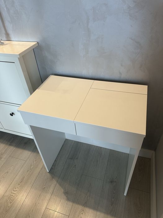 Biała toaletka z lustrem i szufladą
