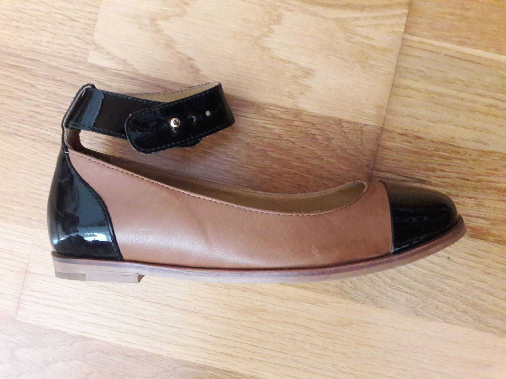 Sapatos novos da Eureka shoes, Cor camel e preto, nr 36