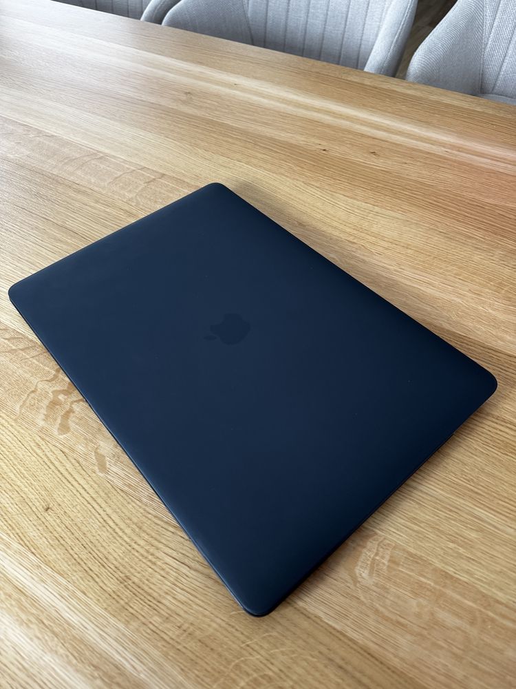 Piękny Macbook Pro 15 cali i7 16GB 1TB SSD Radeon Pro