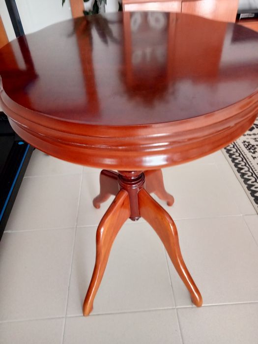 Mesa centro em mogno