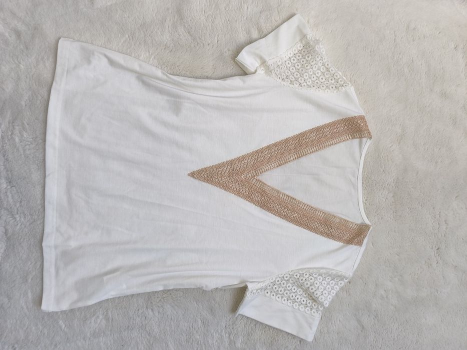 Biała bluzka z ozdobnym dekoltem haftem