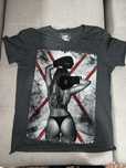 Camiseta cinza con estampa