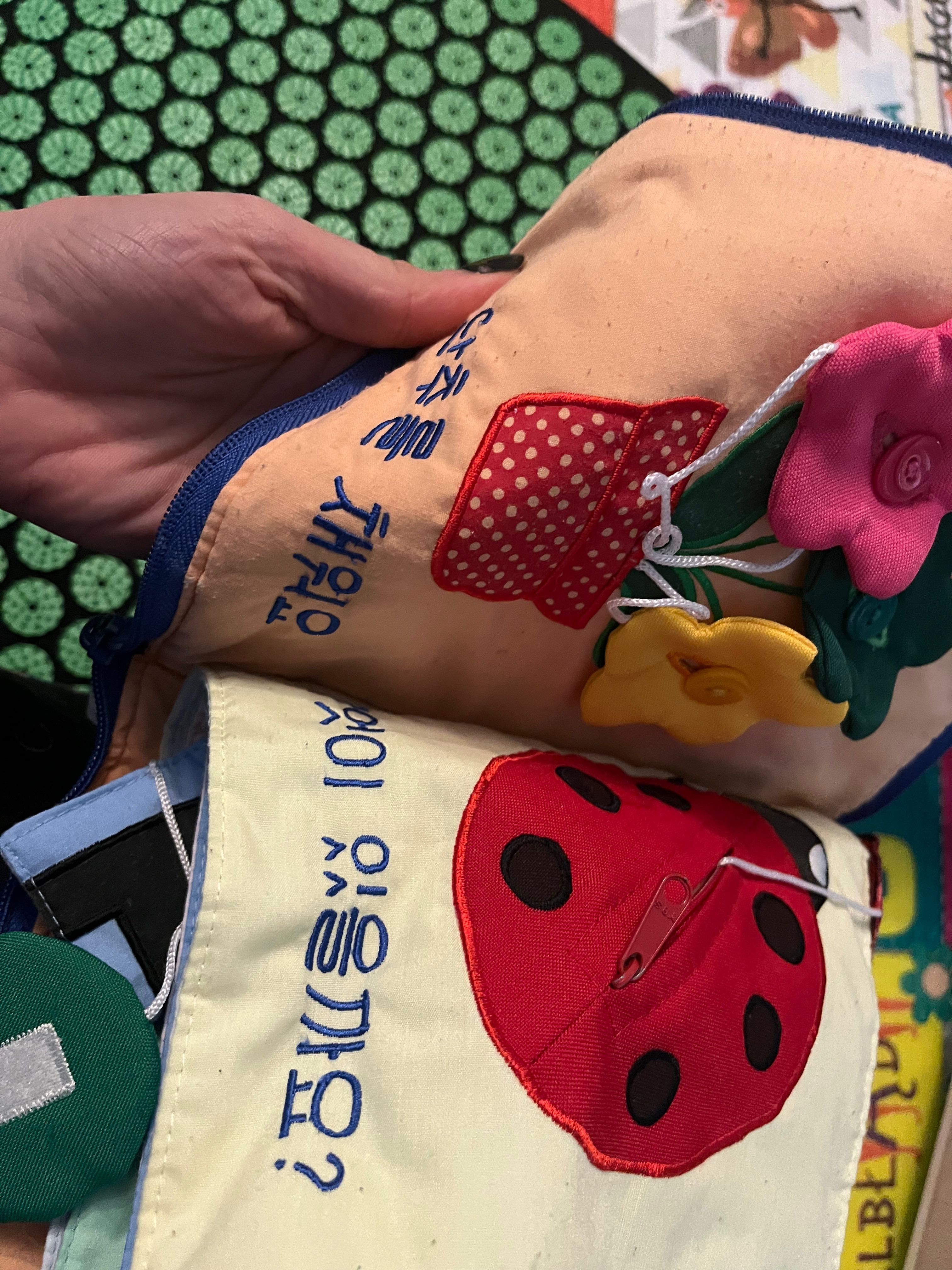 Miękka książeczka monseroti edukacyjna sensoryczna