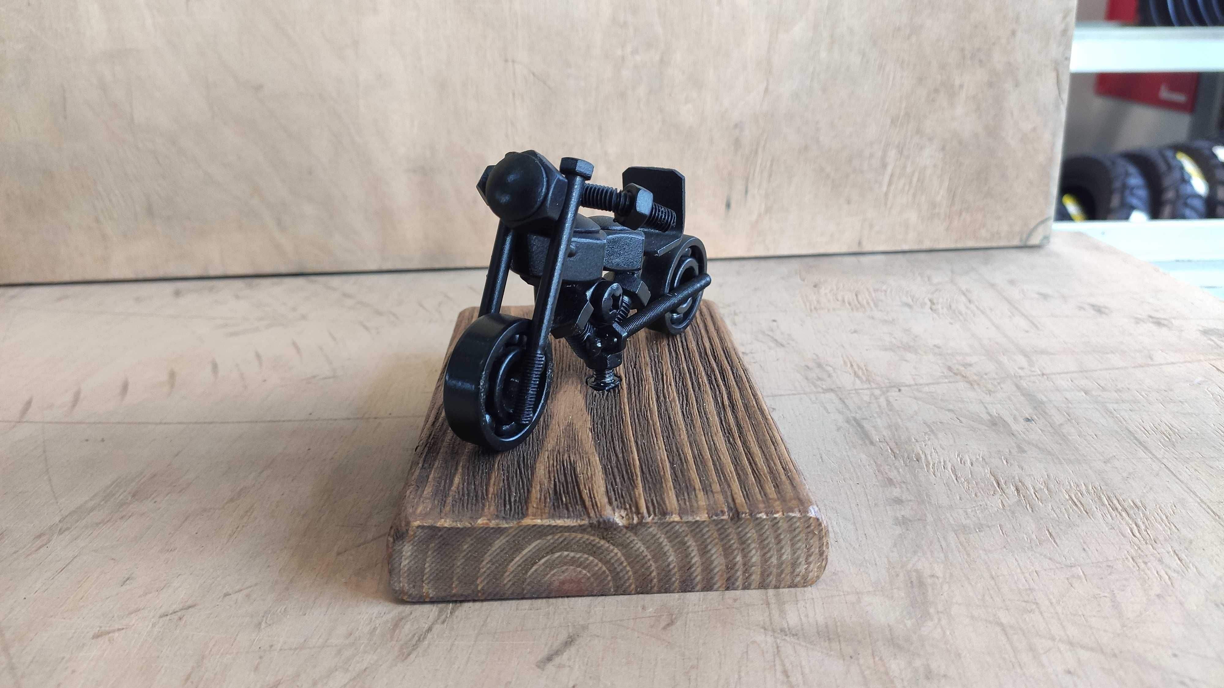 Metalowa figurka motor ze śrubek, [Metaloplastyka]