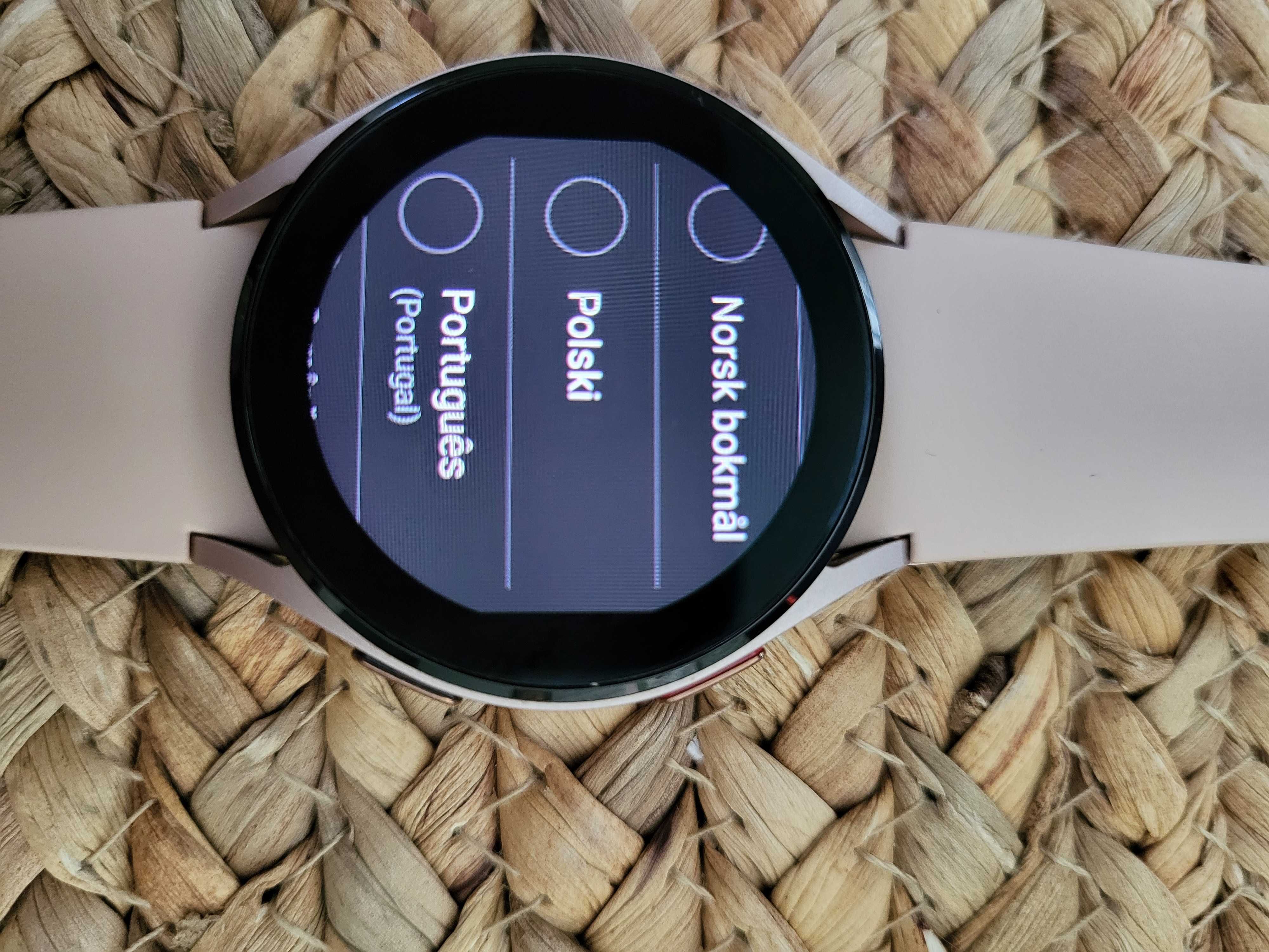 Smartwatch SAMSUNG Galaxy Watch 4. Różowo-złoty. Stan bardzo dobry.