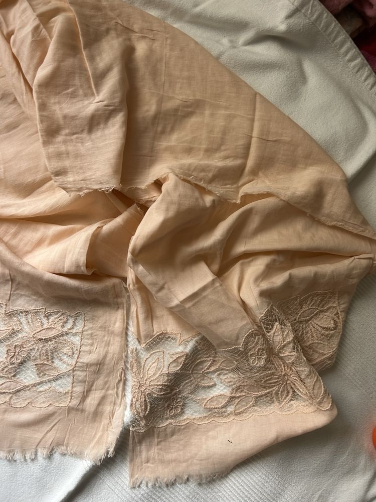 Elegancki zwiewny szal oversize z haftami