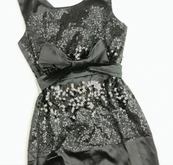 Sukienka koktajlowa czarna z cekinami satynowa M